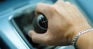 vì sao thay dầu hộp số xe vẫn giật