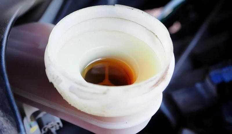 dấu hiệu nên kiểm tra dầu phanh ô tô